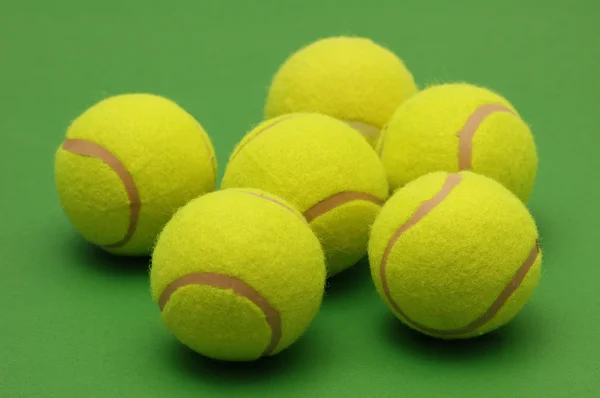 Grandes bolas de tênis no verde — Fotografia de Stock