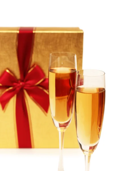 Geschenkbox und Champagner isoliert — Stockfoto