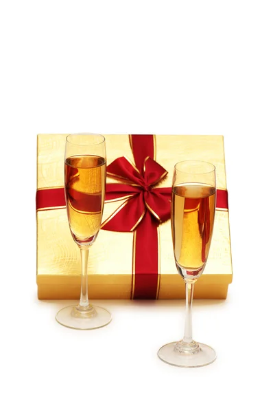 Caixa de presente e champanhe isolado — Fotografia de Stock