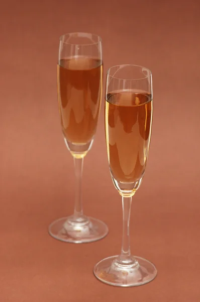 Biege에 2 개의 포도주 잔 — 스톡 사진