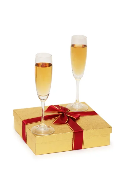Подарункова коробка і шампанське ізольовані — стокове фото
