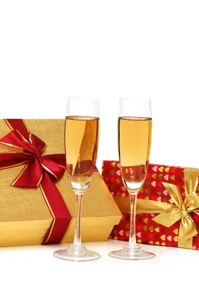 Caixas de presente e champanhe isolado — Fotografia de Stock