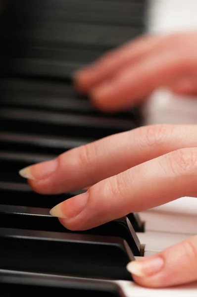 Две руки играют музыку на пианино — стоковое фото