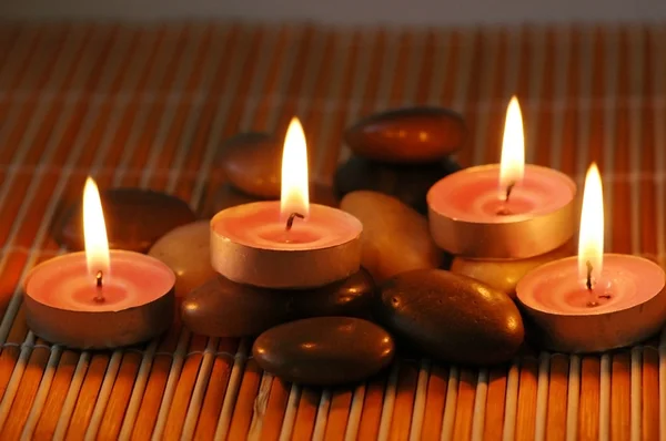 Kynttilät ja pikkukivet aromaterapiaan — kuvapankkivalokuva