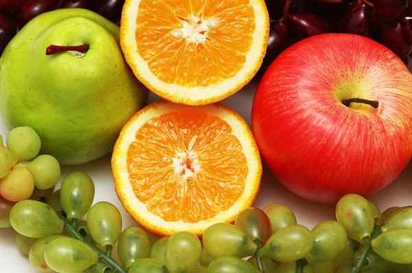 Portakal ve diğer meyveler ikiye ayırmak — Stok fotoğraf