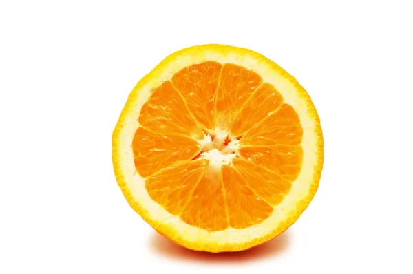 Halv-cut orange isolerade — Stockfoto