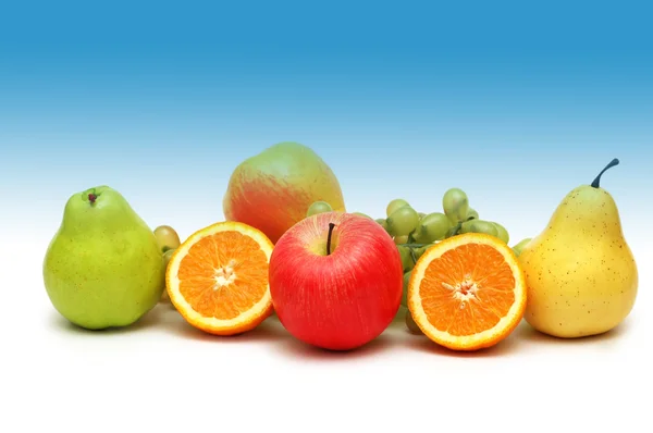 Varias frutas aisladas en el blanco — Foto de Stock