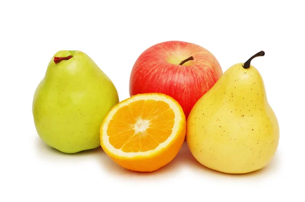 Verschiedene Früchte isoliert auf dem weißen — Stockfoto