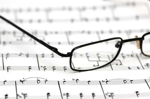 Brýle nad hudební listy — Stock fotografie