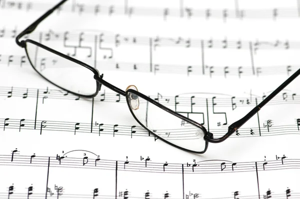 Brýle na čtení přes hudební listy — Stock fotografie