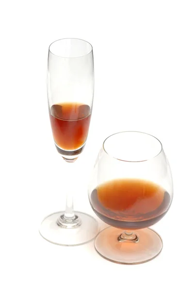 Twee glazen van rode wijn geïsoleerd — Stockfoto