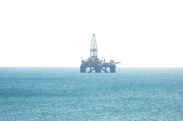 Нефтяная платформа на Каспии — стоковое фото