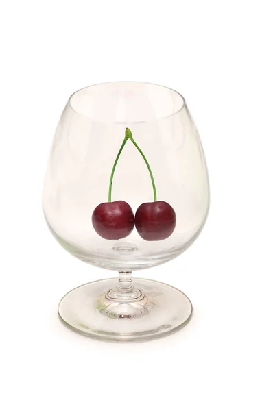 Glas mit Kirschen isoliert — Stockfoto