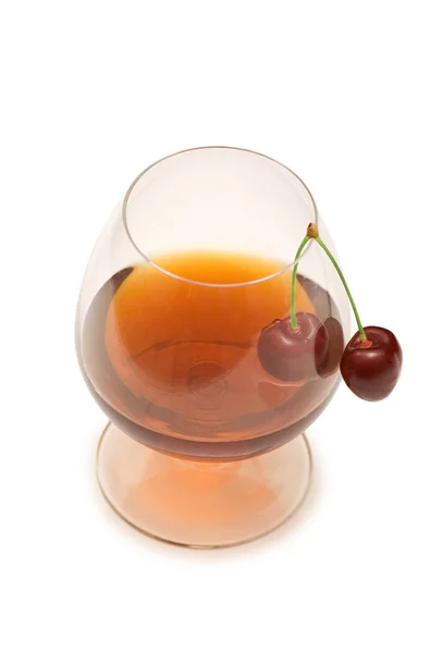 Sklenka vína a cherry izolované — Stock fotografie