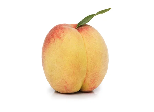 Peach with leave isolated — Stock Photo, Image