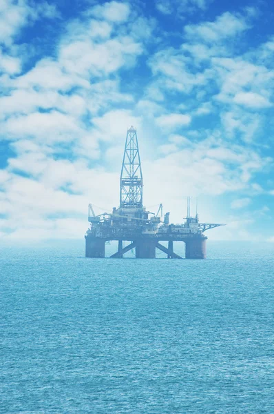 Морская нефтяная вышка в Каспийском море — стоковое фото