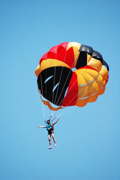 Багатокольоровий парашут над небом — стокове фото