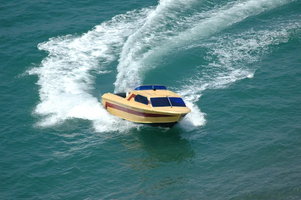 Barco a motor haciendo un giro en el mar —  Fotos de Stock