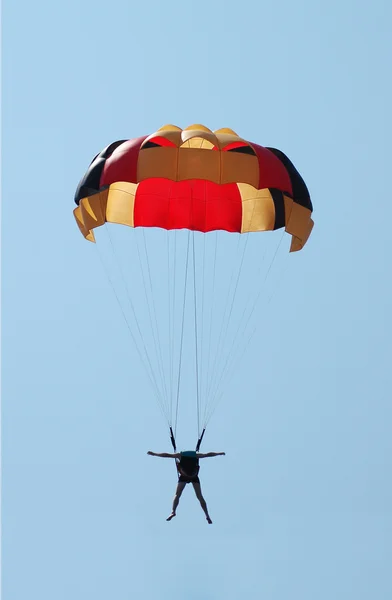 Paracadute multicolore sopra il cielo — Foto Stock