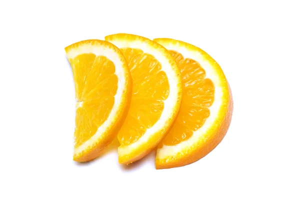 Tre apelsinskivor isolerade — Stockfoto