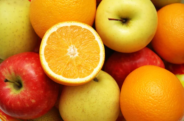 Äpfel und Orange am Marktstand — Stockfoto
