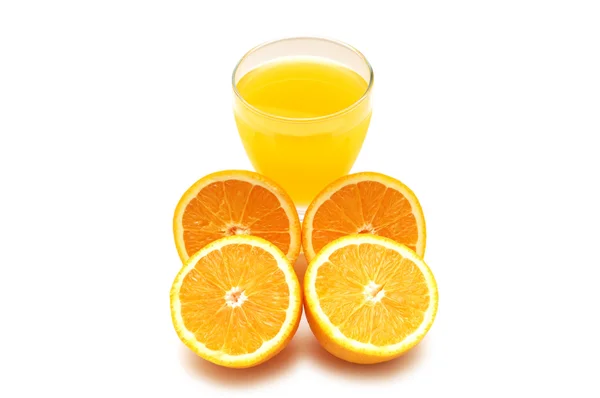 Апельсин і сік ізольовані на білому — стокове фото