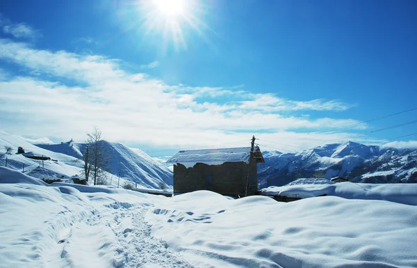 Ev ve parlak bir gün dağlar — Stok fotoğraf