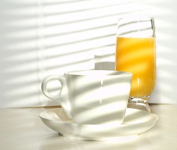 Tazza di caffè con bicchiere di succo d'arancia — Foto Stock