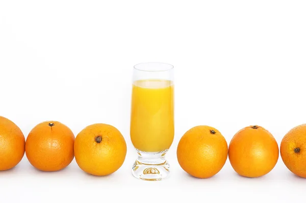 Naranjas con vaso de zumo de naranja —  Fotos de Stock