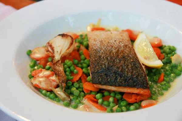 Fisch mit Gemüse — Stockfoto