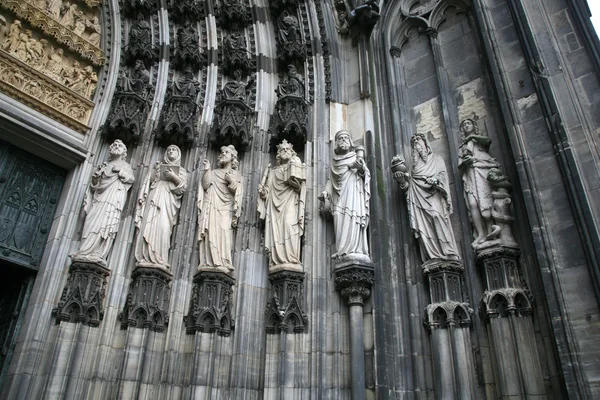 Statues on an ancient cathedral — Stock Photo, Image