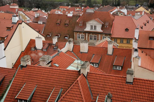 Dächer alter Häuser in Prag — Stockfoto