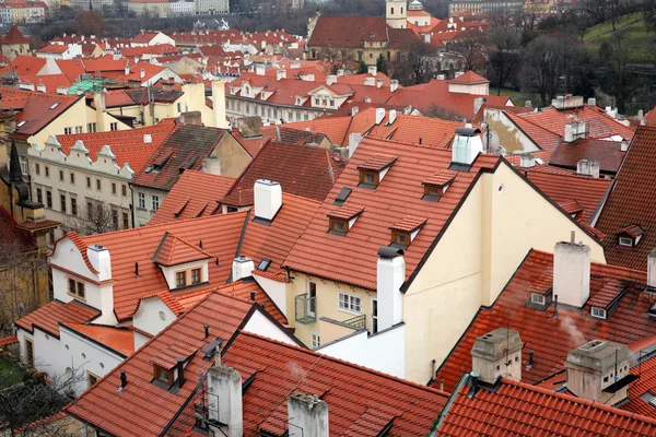 屋根の中古住宅のプラハで — ストック写真