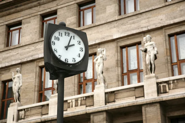 Городские часы — стоковое фото
