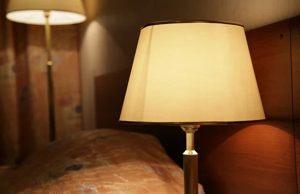 Stolní lampa svítí obývací pokoj — Stock fotografie