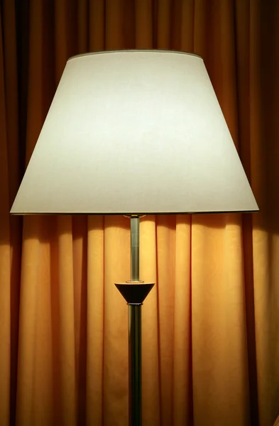 Padló lámpa közelében, a fal egy szállodai szobában — Stock Fotó