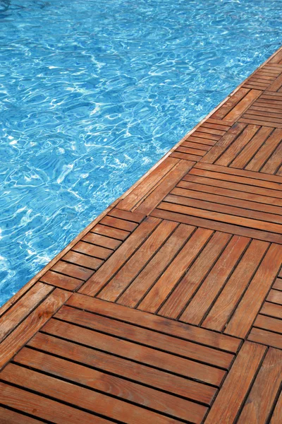 Plavecký bazén a dřevěné podlahy — Stock fotografie