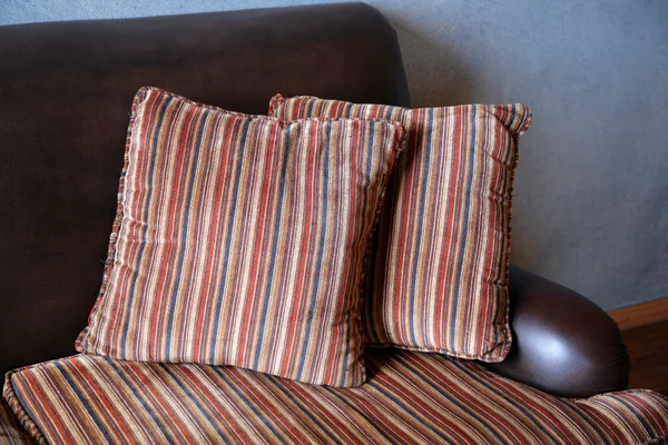 Sofá con dos almohadas —  Fotos de Stock