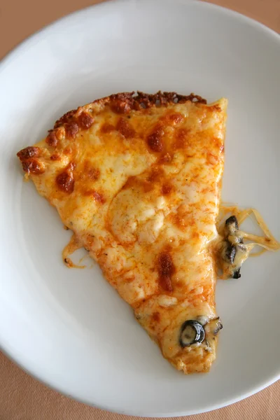Scheibe einer heißen Pizza — Stockfoto