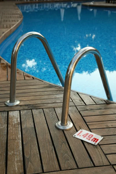 Bir merdiven ile havuz — Stok fotoğraf
