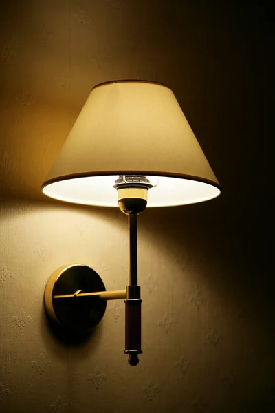 Lampe an einer Wand — Stockfoto