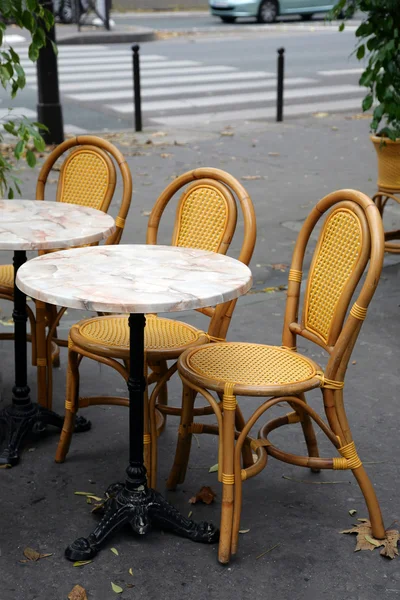 Уличное кафе в Париже — стоковое фото