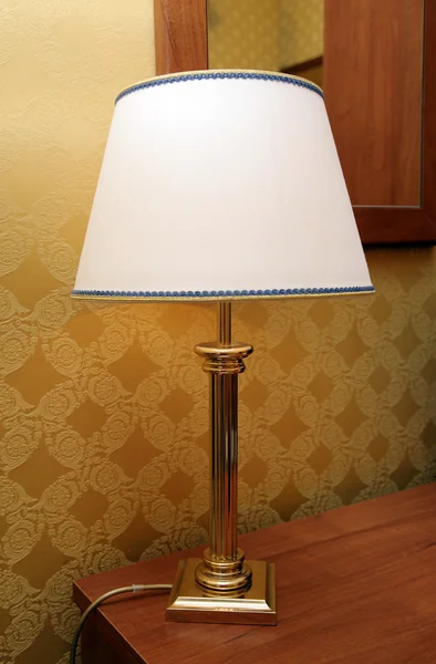 Lampe mit einem Lampenschirm — Stockfoto