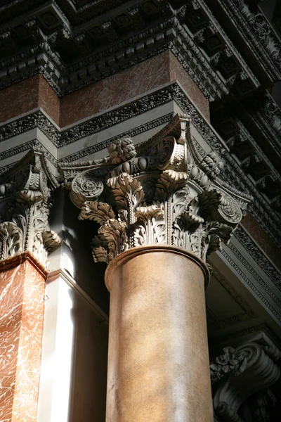 Мраморная колонна — стоковое фото