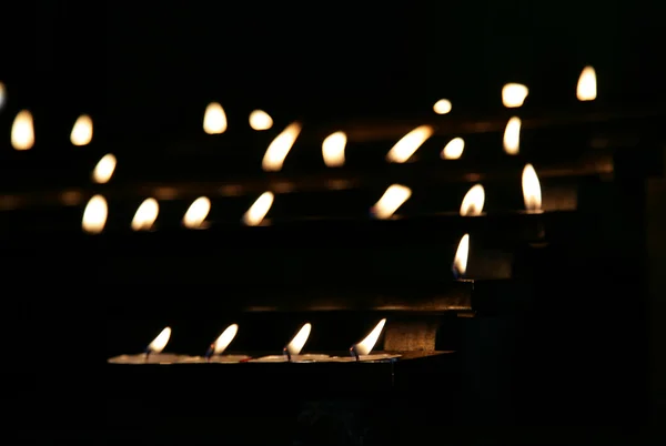Kerzen stehen im Dunkeln — Stockfoto