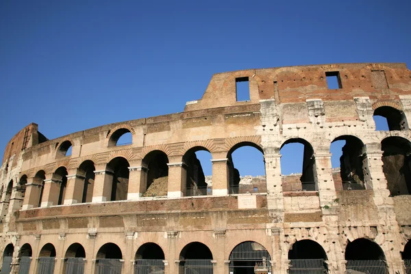Antiguas murallas del Coliseo se encuentran en Roma, Italia — Foto de Stock