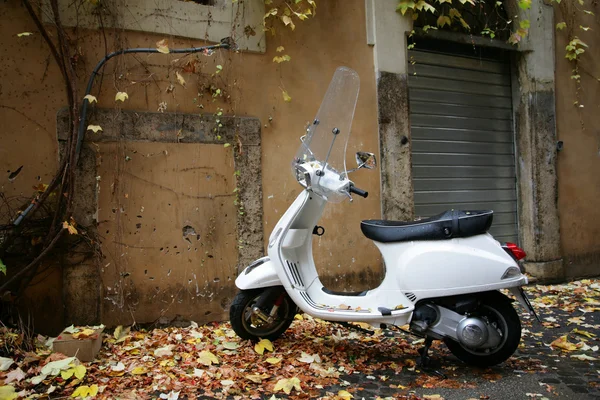 Witte scooter — Stockfoto