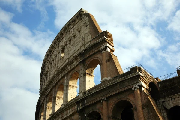 Kolosseum befindet sich in Rom, Italien — Stockfoto