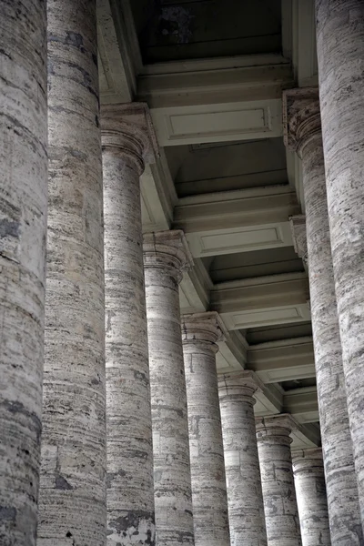 Grandes colunas de pedra no Vaticano — Fotografia de Stock