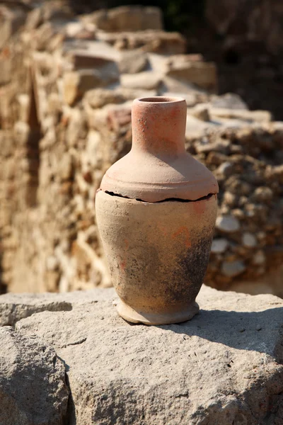 Age-old broken jug — Stock Photo, Image